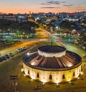 夜晚以城市为背景的建筑物