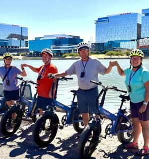 一群人站在自行车旁边