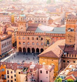 一座有钟楼的城市的鸟瞰图