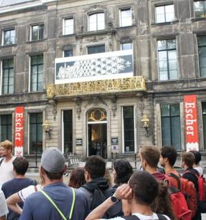 一群人站在一栋建筑物前