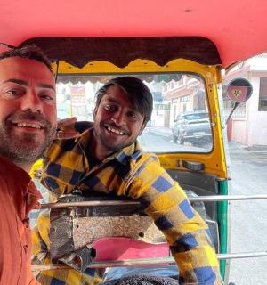 Dva muži sedí v košíku na ulici