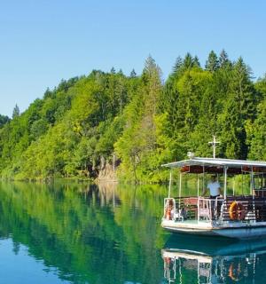 湖上的一艘船，船上有人