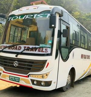 一辆白色巴士停在一片泥地上