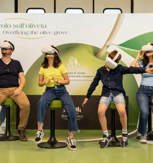 一群人坐在长凳上