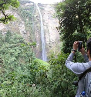 一名男子正在拍摄瀑布