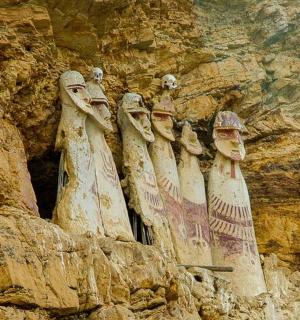 一组矗立在岩石峭壁上的雕像