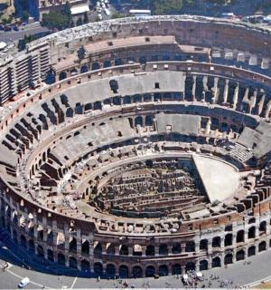 Letecký pohled na velký amfiteátr