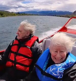 两位老人在水上的船上