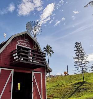 一座红色谷仓，顶上有一座风车