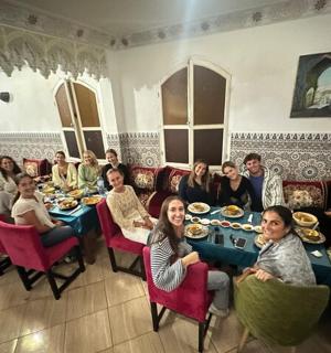 一群人围坐在房间里的一张桌子旁