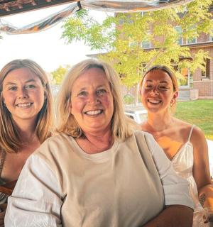 tři ženy pózují pro fotku na verandě