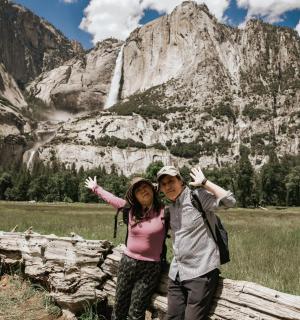 muž a žena pózující před horou