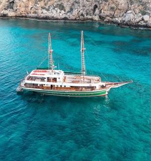 悬崖边水中的一艘船