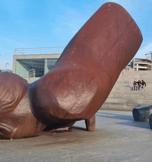 一尊躺在地上的熊雕像