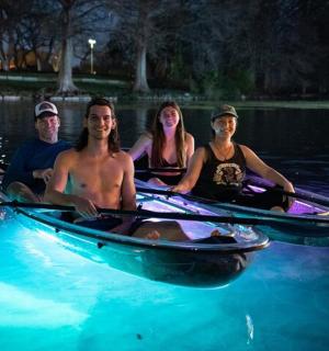 skupina lidí sedících v lodi ve vodě