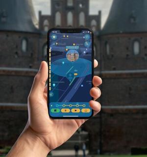 一个人在城堡前举着手机