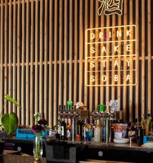 bar s cedulí prodeje nápojů na zdi