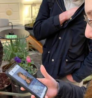 žena se dívá na mobilní telefon