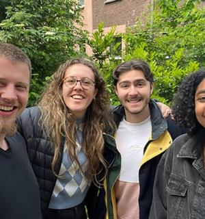 skupina lidí pózujících pro fotografii