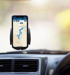 mobilní telefon leží na palubní desce auta