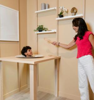 žena stojící vedle stolu s mužem