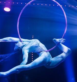 žena na obruči na jevišti