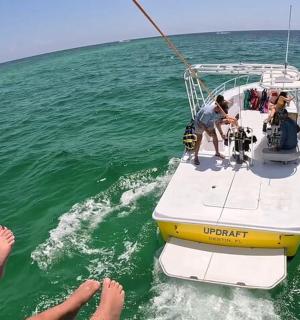 一群人在水中的船上