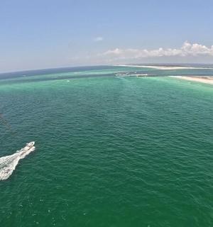 Letecký pohled na oceán s lodí ve vodě