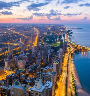 letecký pohled na město v noci