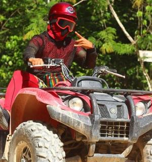 一名戴着红色头盔、骑着红色全地形车的男子