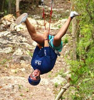 树林里荡秋千的人