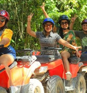 un grup de persones que viatgen en vehicles de quatre rodes