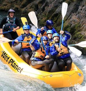 skupina lidí na voru na řece