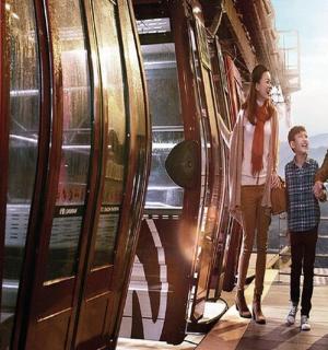 rodina kráčející chodbou budovy