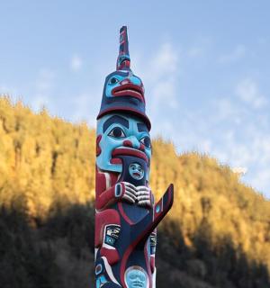 socha osoby na úbočí hory