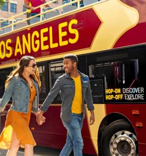 一男一女走在公交车前