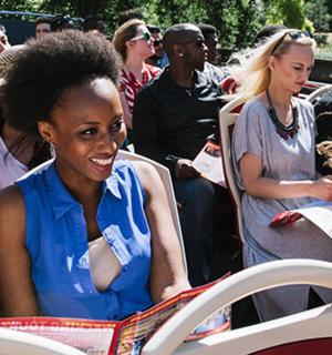 一位手持网球拍坐在人群中的女人