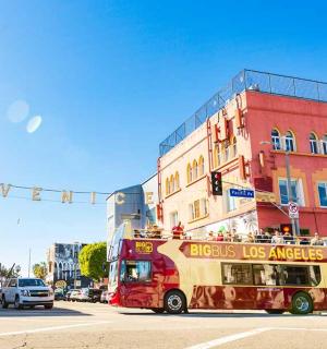 一辆双层巴士行驶在城市街道上