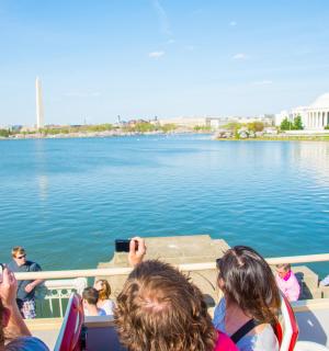 一群人在水上的船上