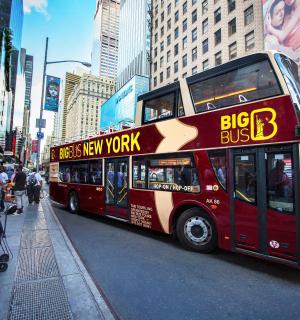 城市街道上的一辆红色双层巴士