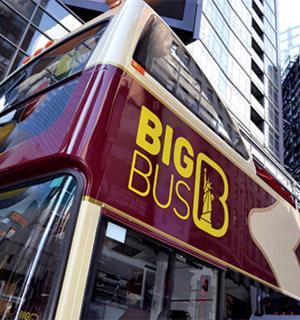 červený dvoupatrový autobus s nápisem velký autobus