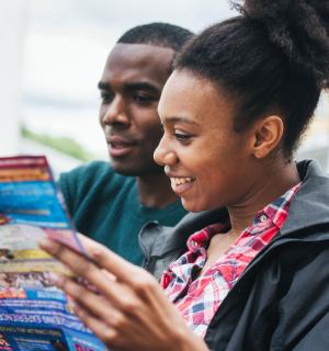 mladá žena se dívá na tabletový počítač