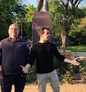 dva muži stojí před sochou