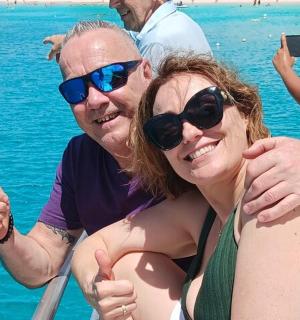 مجموعة من الأشخاص على متن قارب في الماء