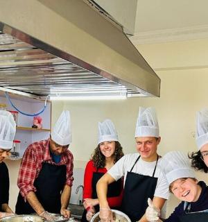 厨房里一群戴着厨师帽的人