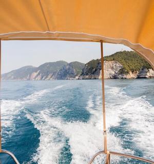 ein Blick von der Vorderseite eines Bootes im Wasser