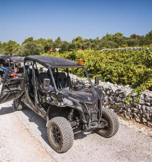 ένα τετράτροχο παρκαρισμένο δίπλα σε έναν πέτρινο τοίχο