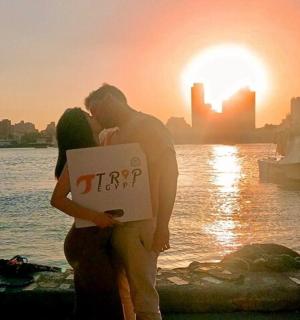 muž a žena stojící vedle vody