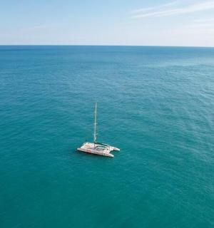 loď uprostřed velké vodní plochy