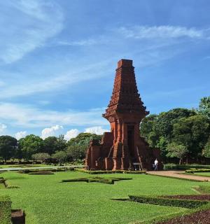 草地中央的纪念碑